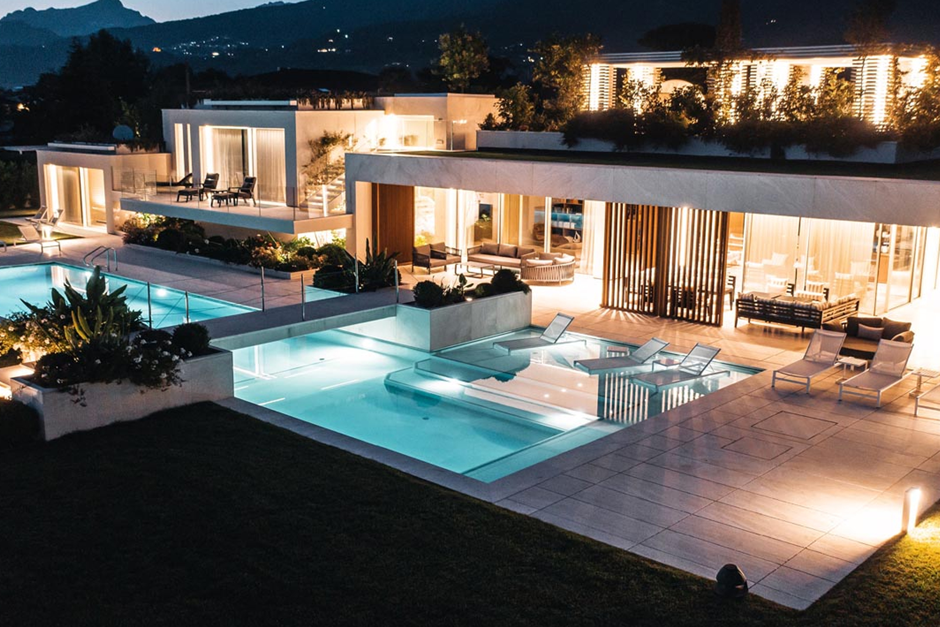 Pavimentazione drenante Pavidrena per i passaggi di una villa a Forte dei Marmi
