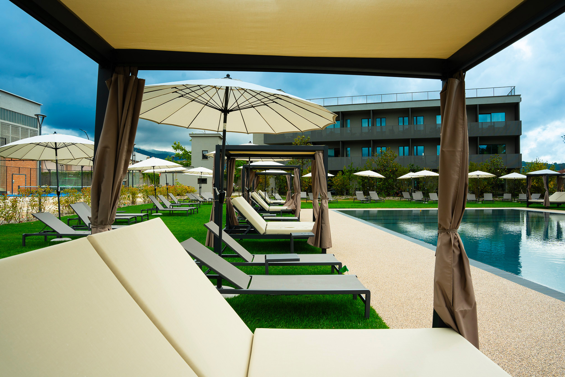 Pavimentazione drenante a bordo piscina - The Padel Resort a  Como