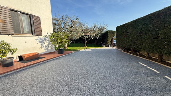 Riqualificazione di un parcheggio auto con pavimentazione drenante a Verona