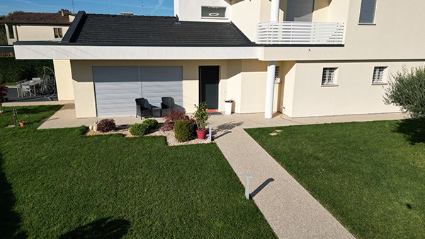 Funzionalità ed estetica per gli esterni di una villetta moderna a Padova