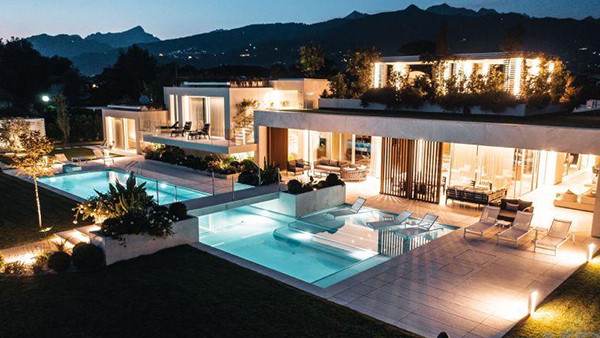Pavimentazione drenante Pavidrena per i passaggi di una villa a Forte dei Marmi