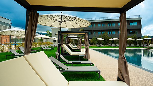 Pavimentazione drenante a bordo piscina - The Padel Resort a  Como