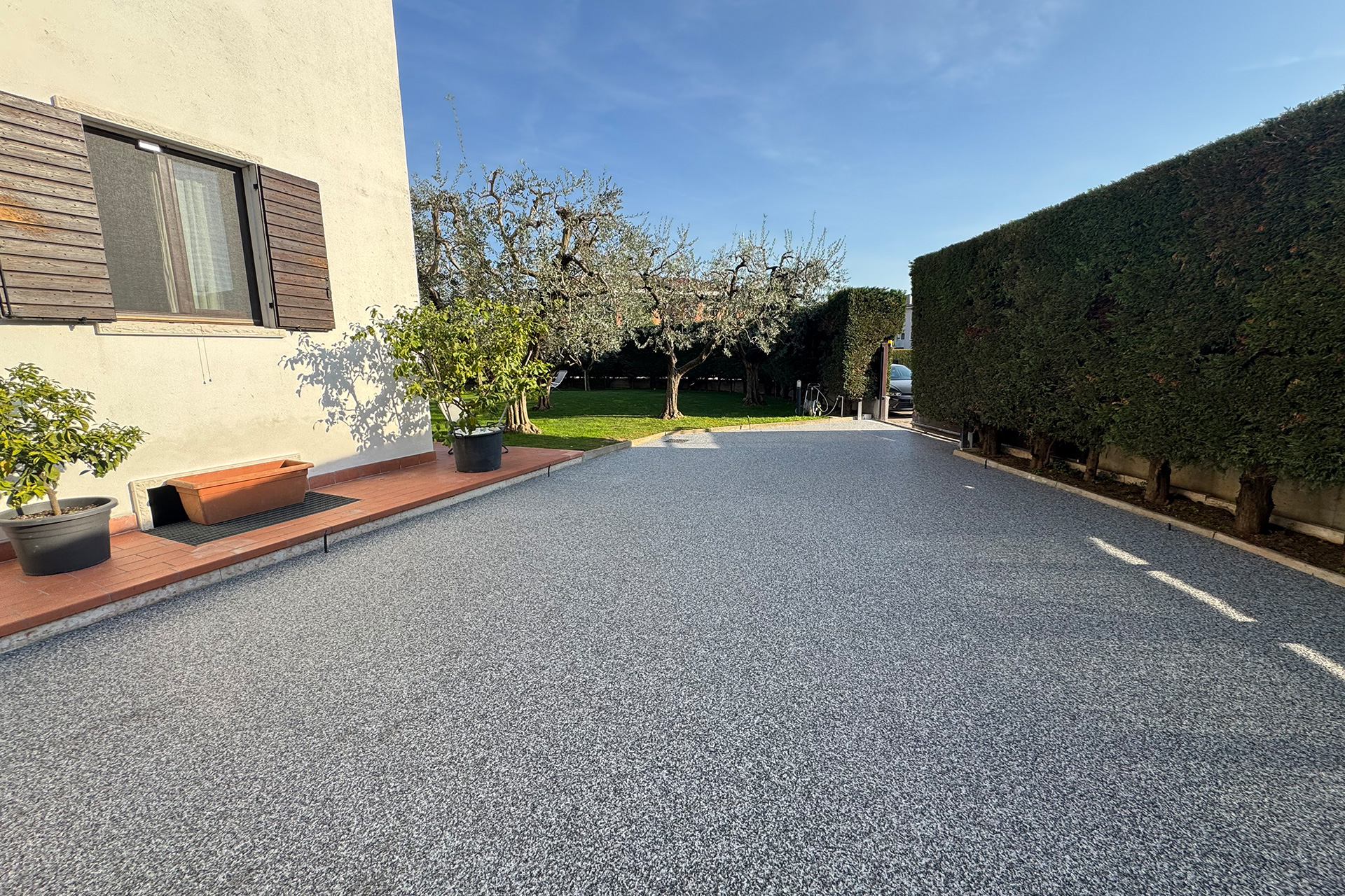 Riqualificazione di un parcheggio auto con pavimentazione drenante a Verona