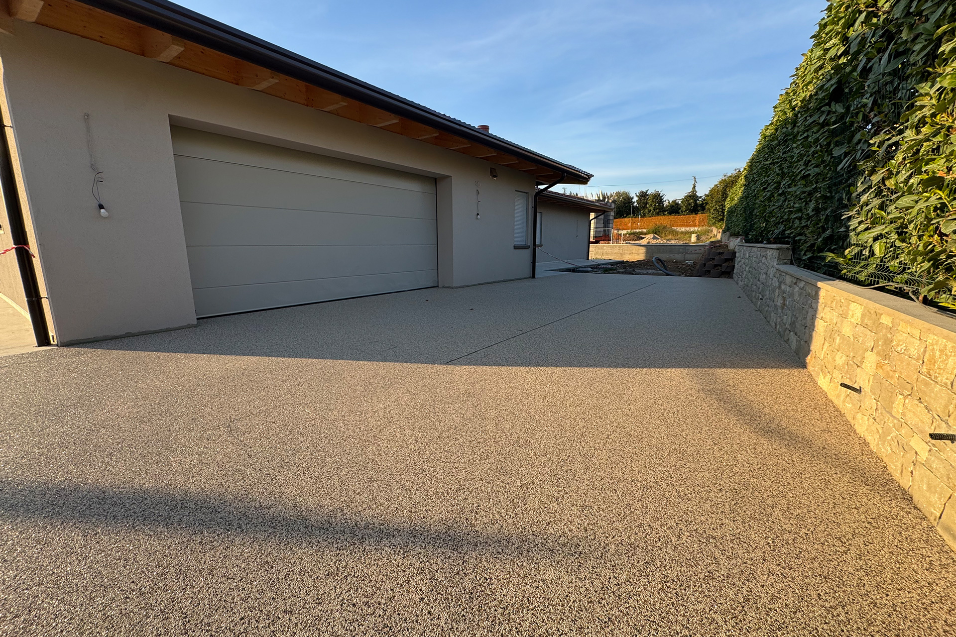 Design contemporaneo e pavimentazione drenante per una villetta a Lonato del Garda