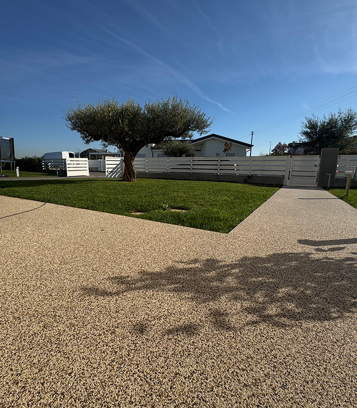 Funzionalità ed estetica per gli esterni di una villetta moderna a Padova