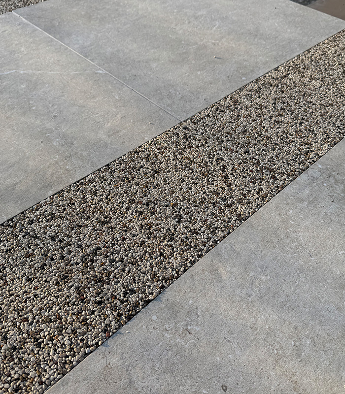 Design contemporaneo e pavimentazione drenante per una villetta a Lonato del Garda