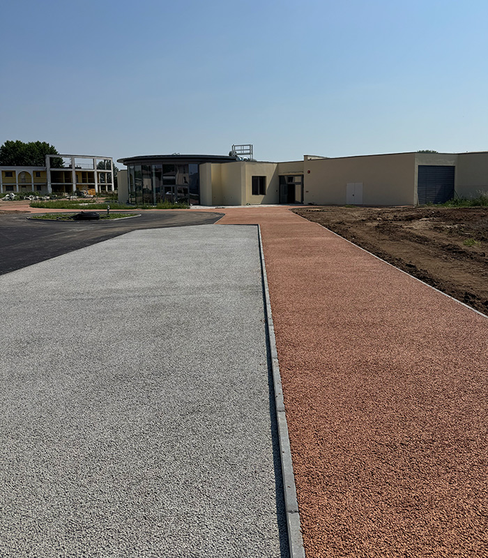 Colore, drenabilità e design per gli spazi esterni di una scuola a Mantova