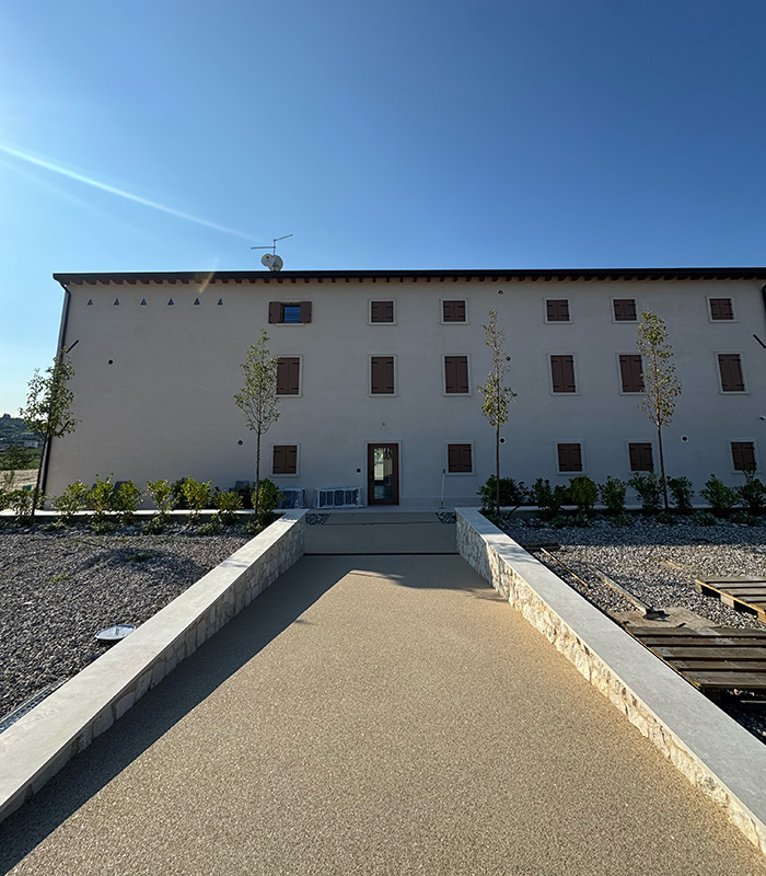 Pavimentazione drenante e integrazione con il paesaggio sul Lago di Garda
