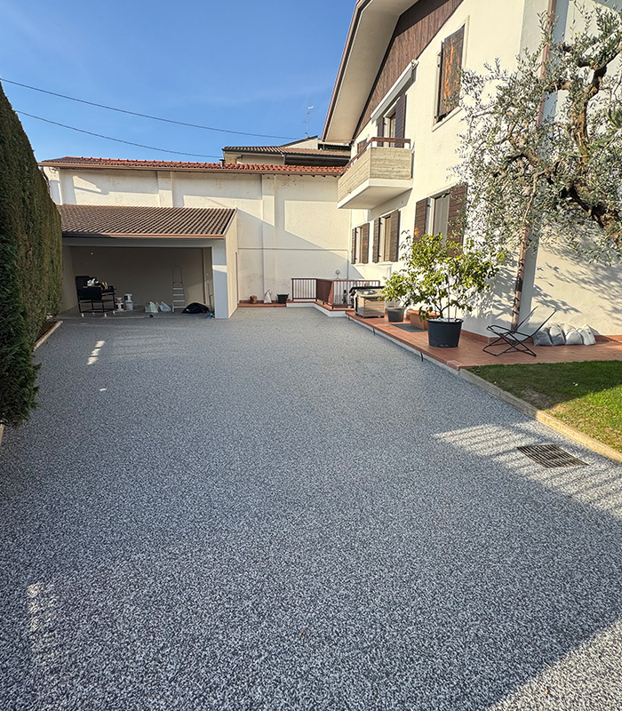 Riqualificazione di un parcheggio auto con pavimentazione drenante a Verona