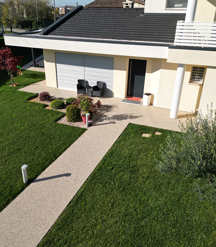 Funzionalità ed estetica per gli esterni di una villetta moderna a Padova