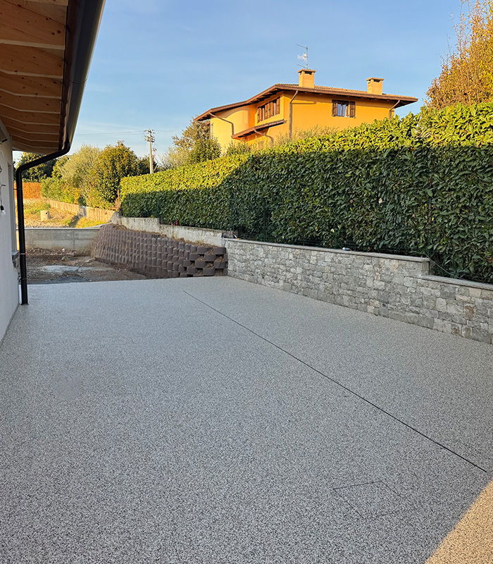 Design contemporaneo e pavimentazione drenante per una villetta a Lonato del Garda